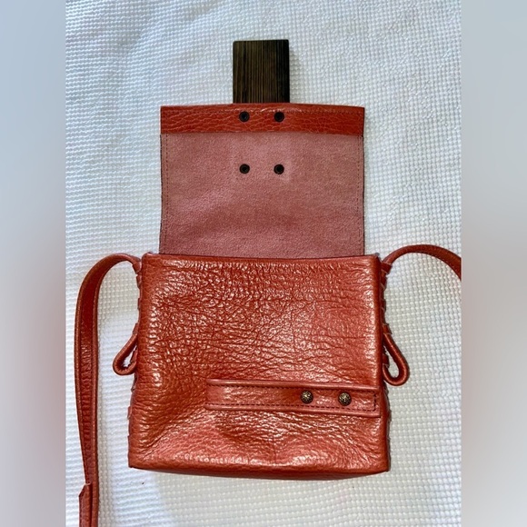 Women’s Handmade in Quebec 100% genuine leather 2 in 1 shoulder & crossbody bag - Picture 12 of 16